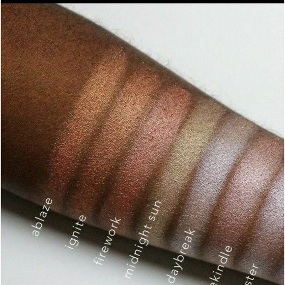 NWT Makeup Geek Firework Highlighter for darker skin tones and Case - Picture 4 of 4